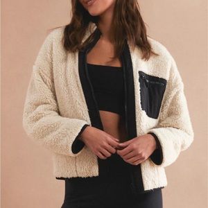 A supply reversible Sherpa jacket